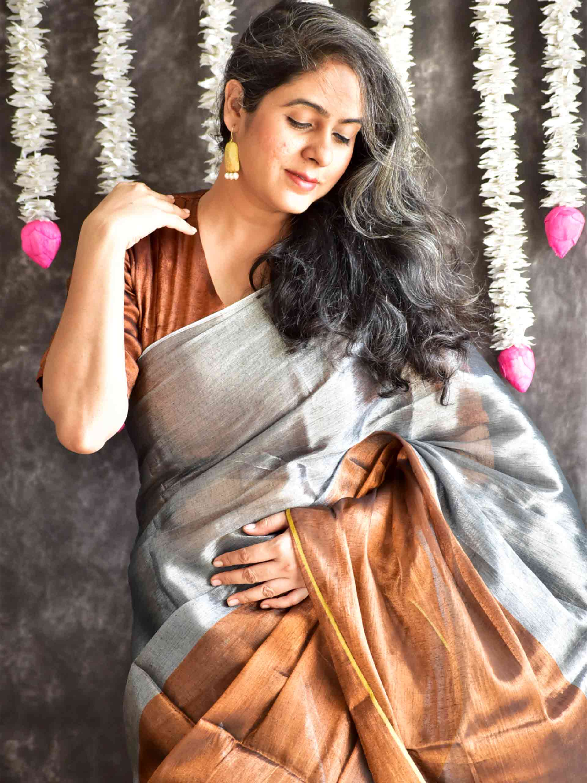 lustre leaf - Dual Shaded Tissue Saree