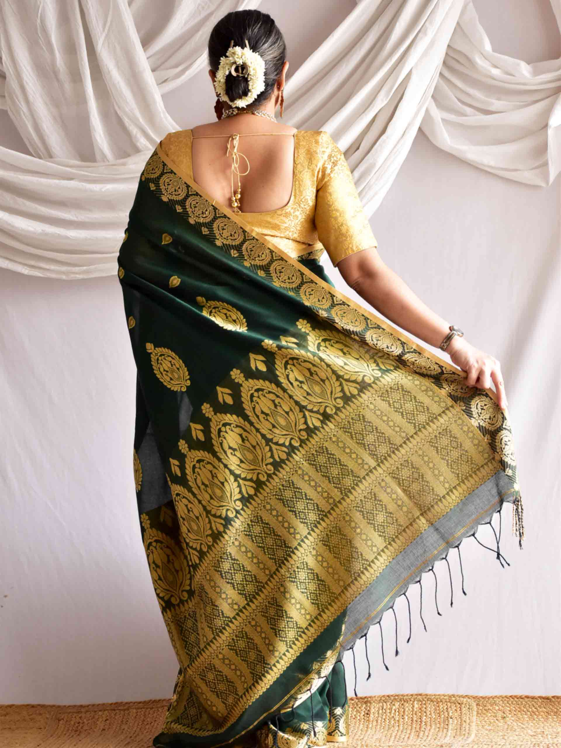 Raavi - Woven border Mul Saree