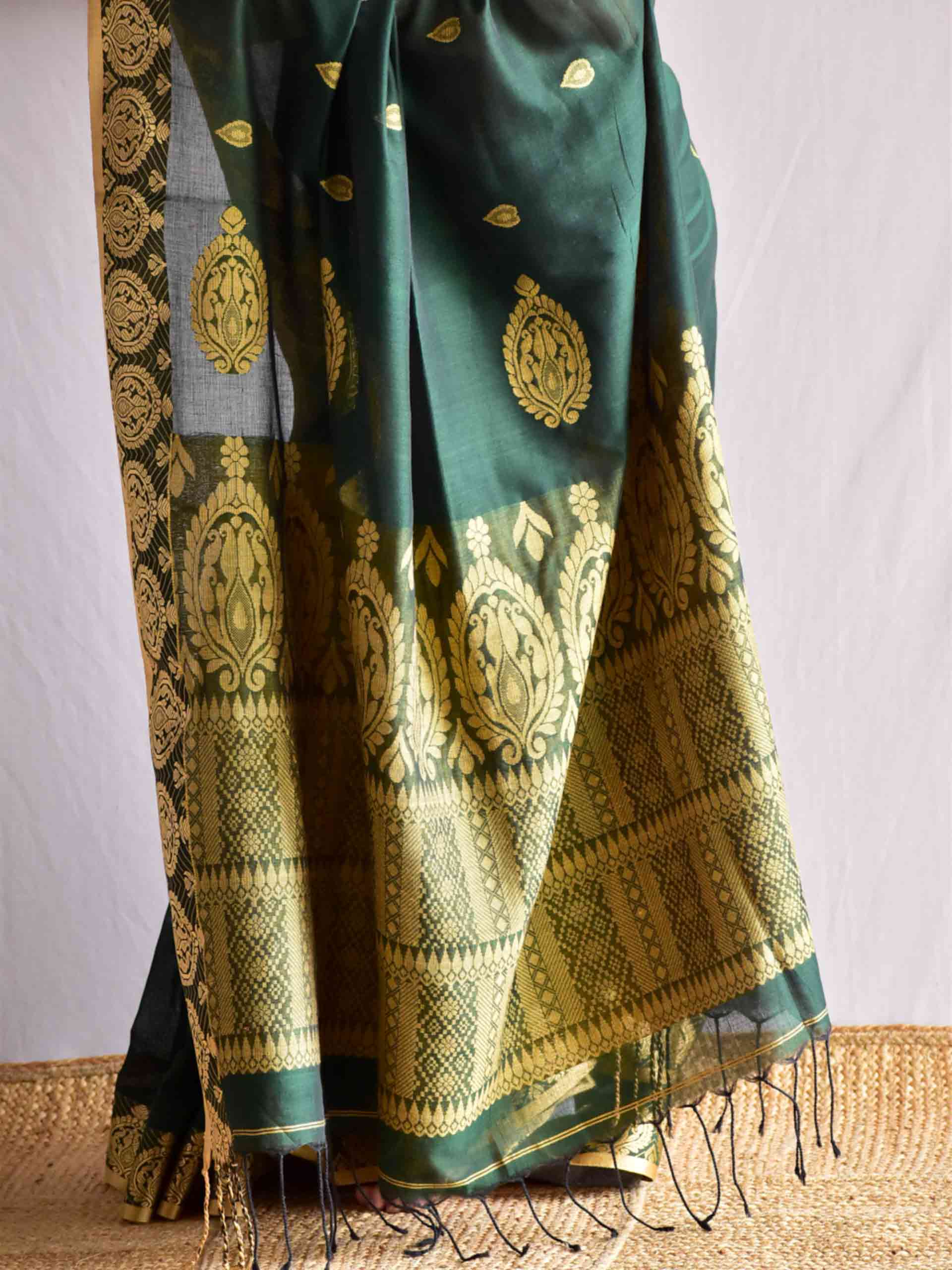 Raavi - Woven border Mul Saree