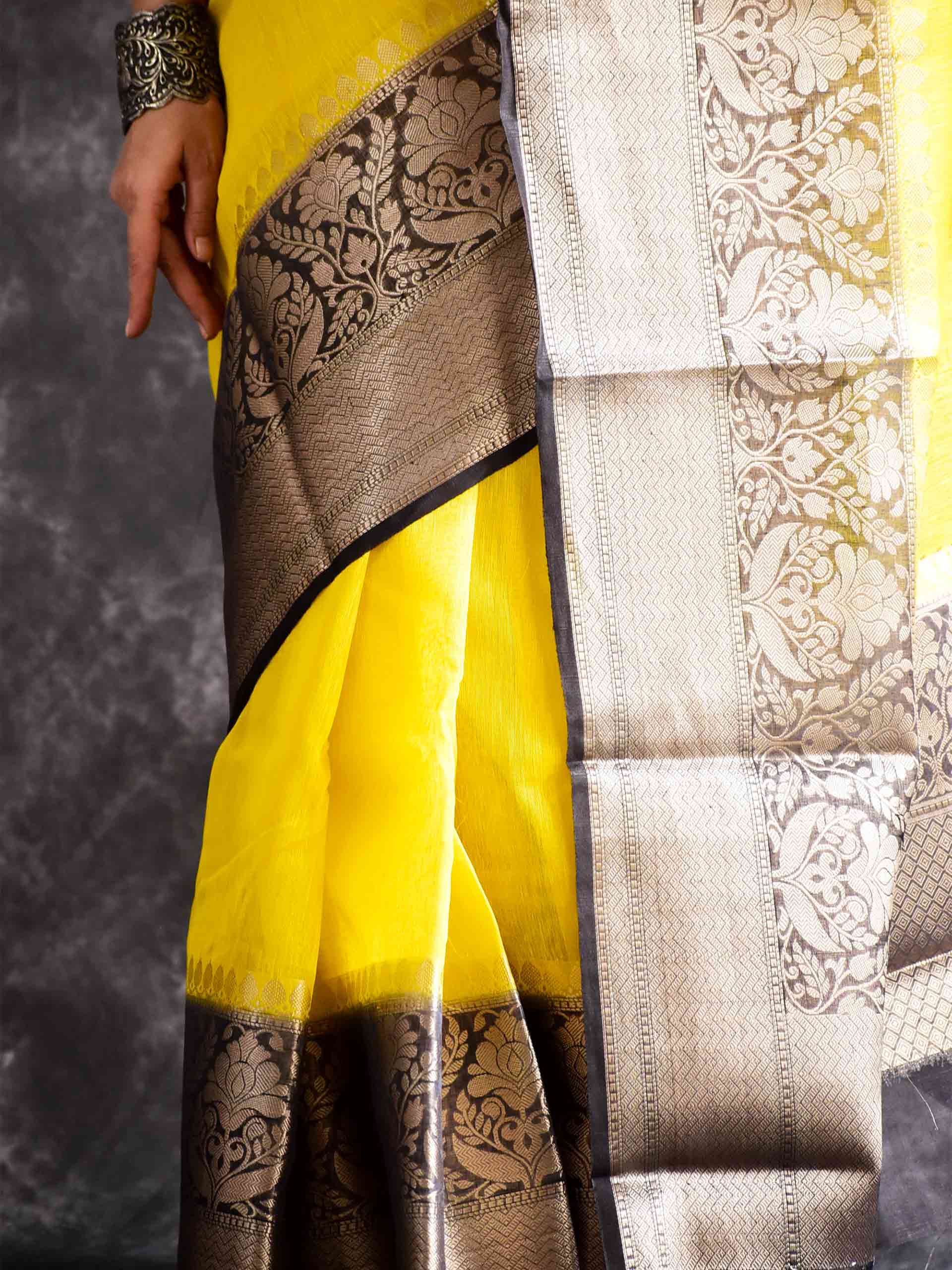 Kanha - Linen zari Saree