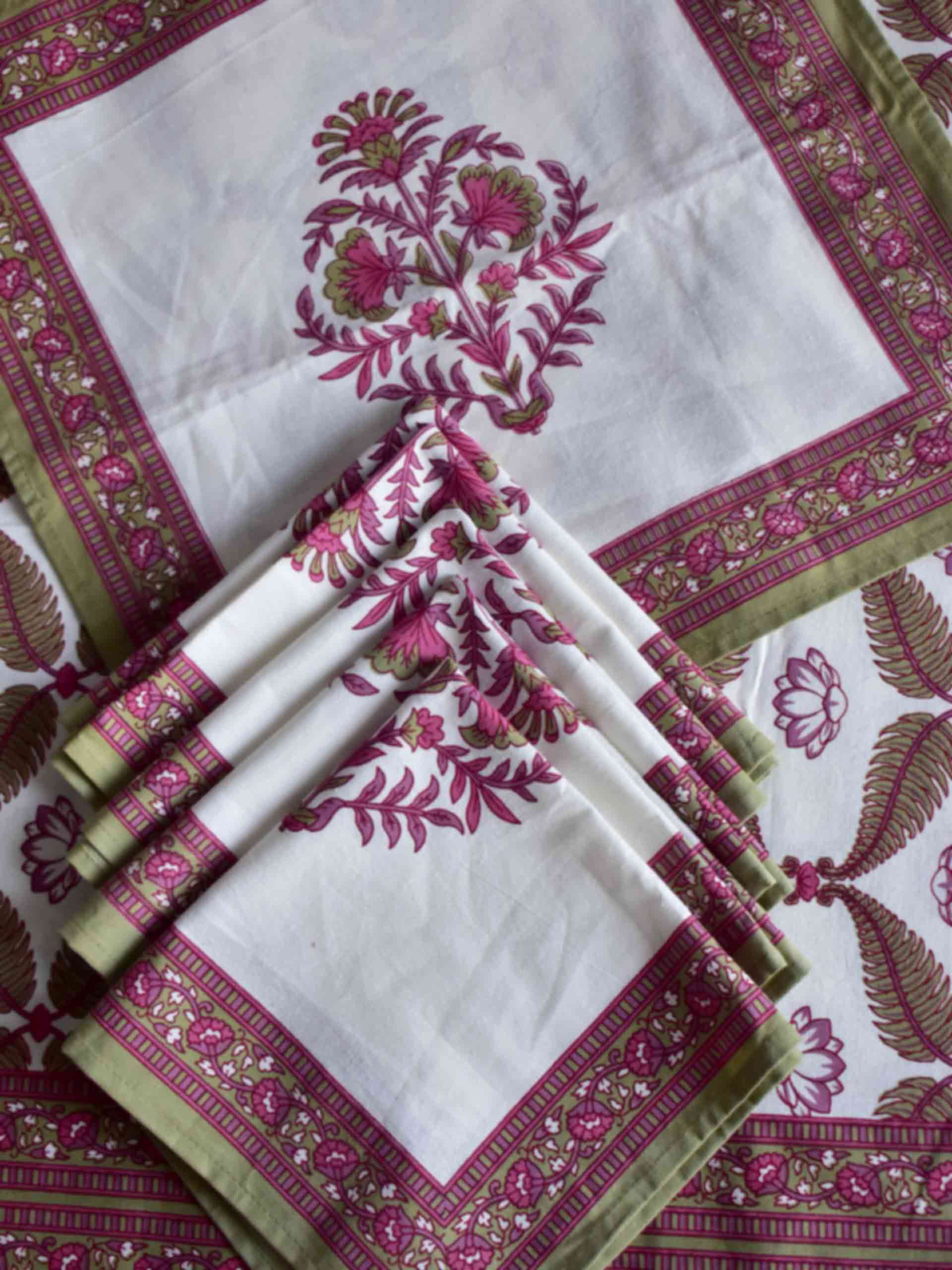 Crimson Cheer - Table cover and napkin set