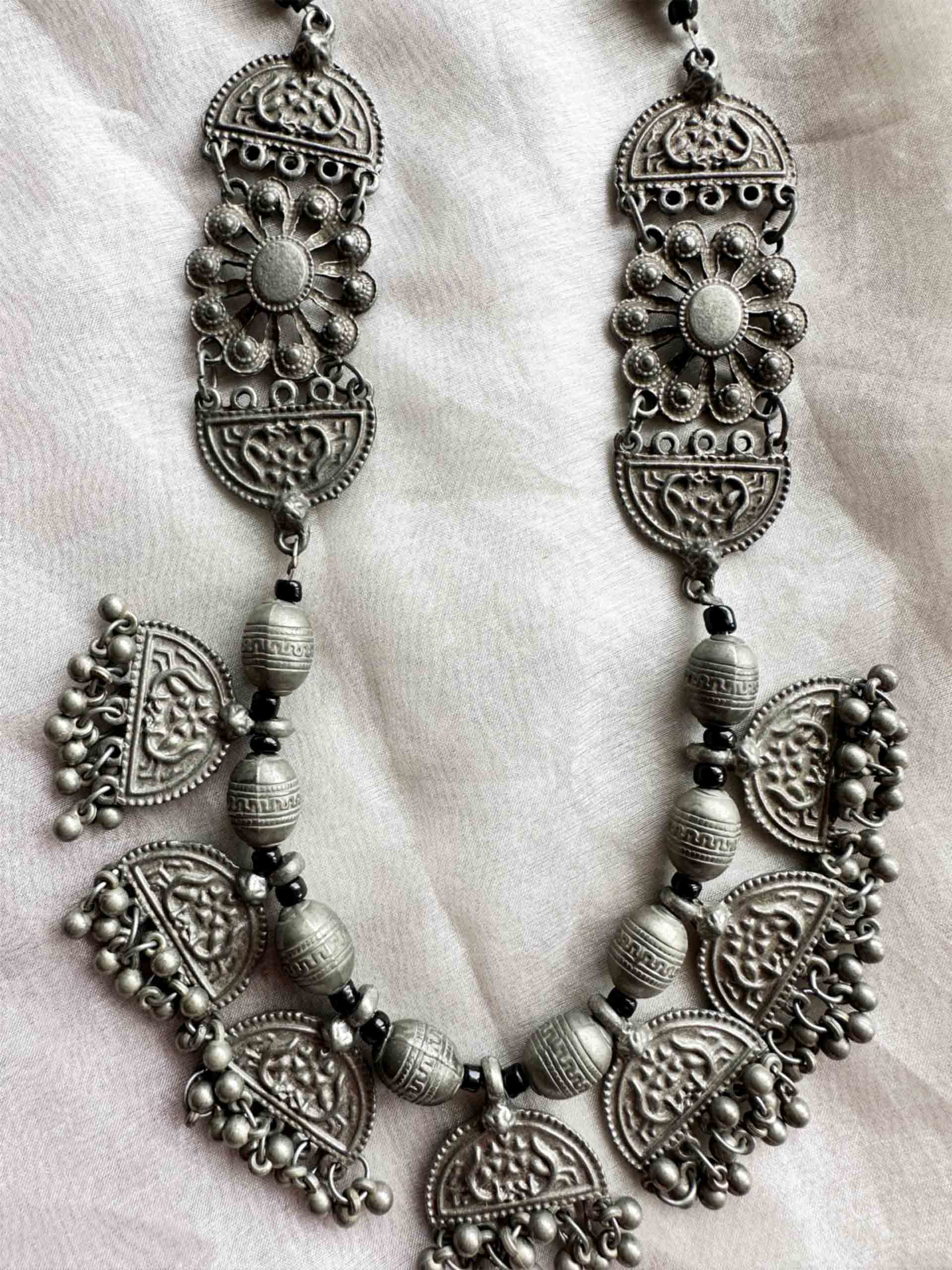 Jhoomer - long necklace