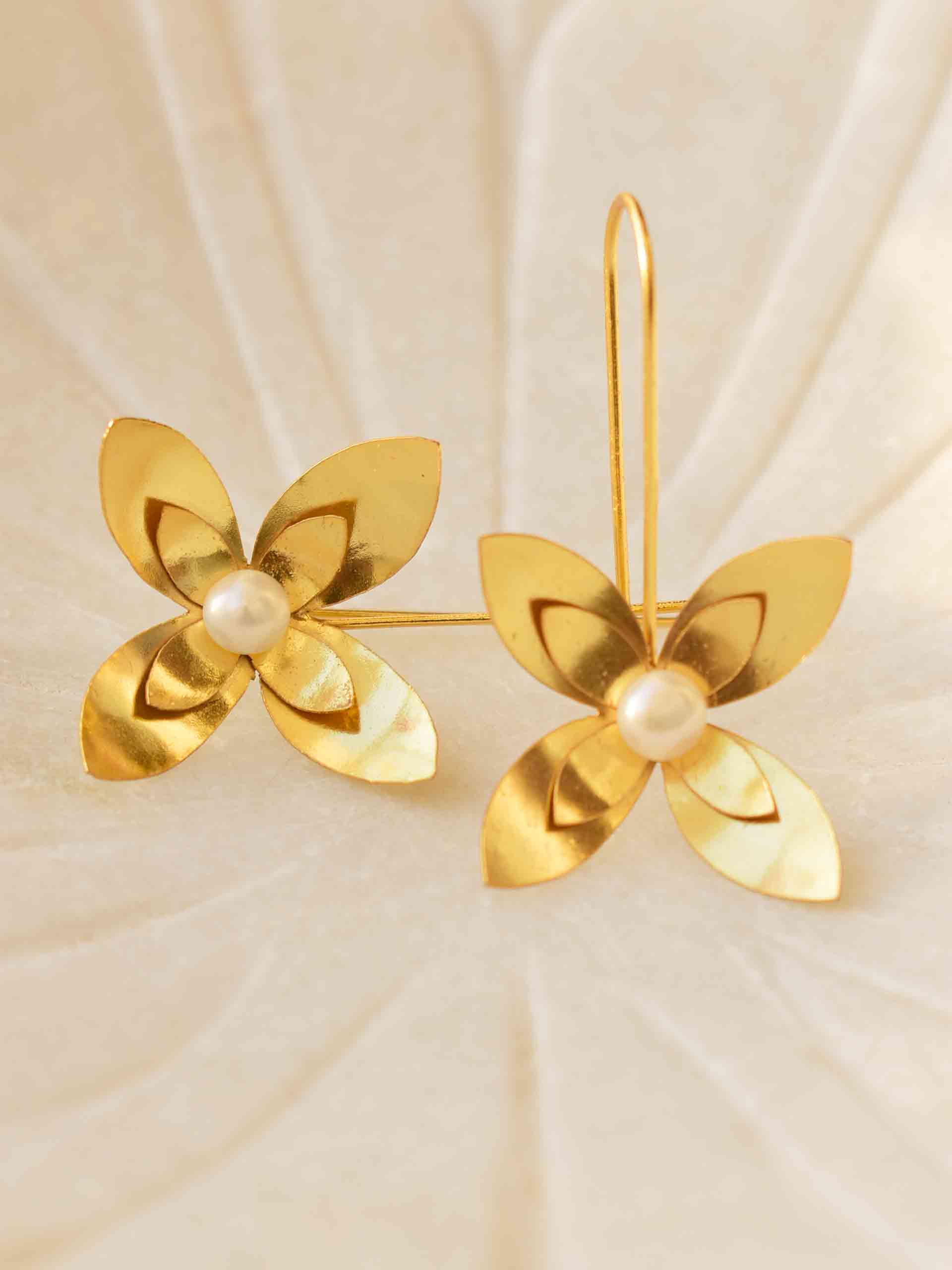 Blooming flower - Gold plated earrings
