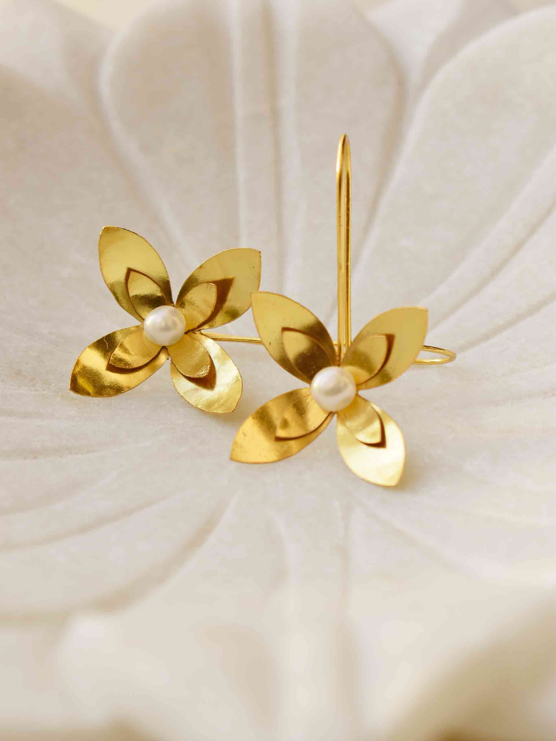 Blooming flower - Gold plated earrings