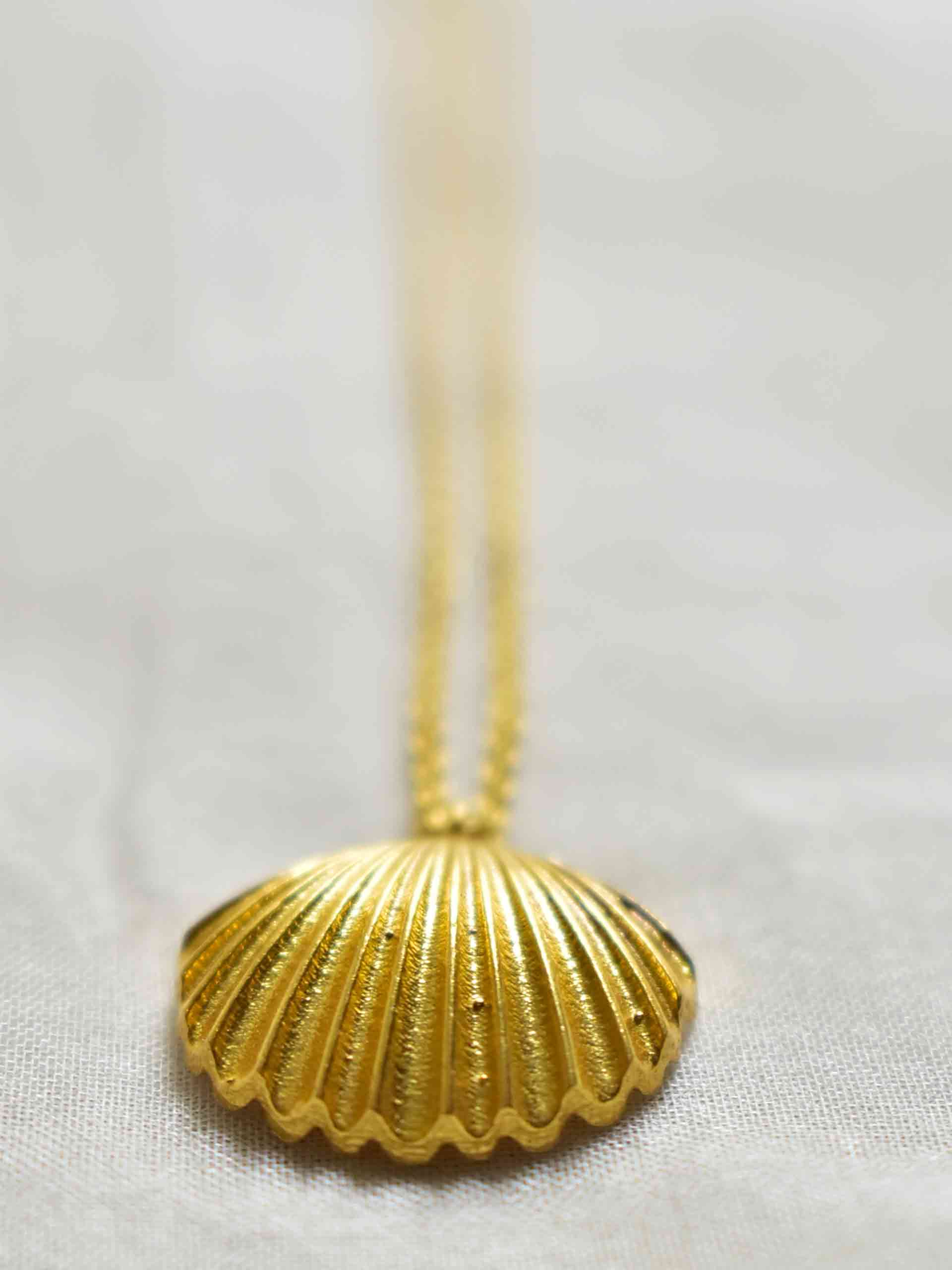 Shell - gold plated locket